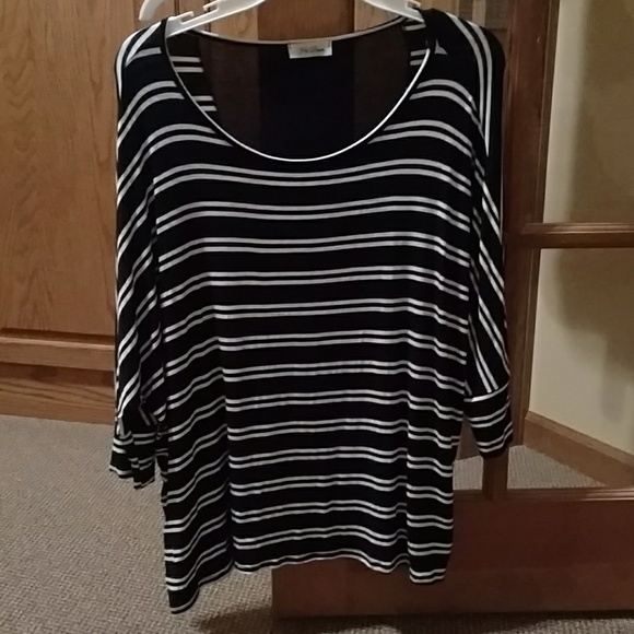 Cute black and white striped top - Picture 1 of 3